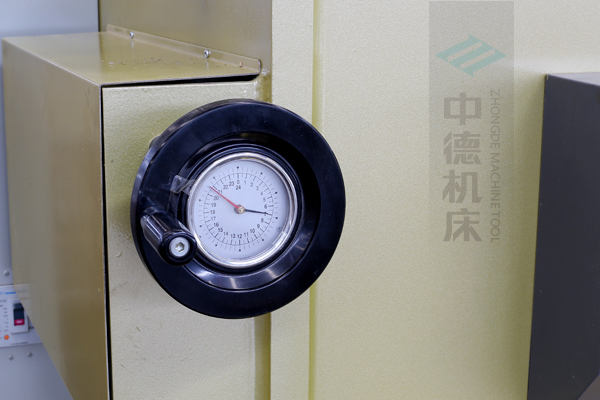 ZDG-832刀片間隙調(diào)節(jié)裝置，設(shè)置在機(jī)架前面，并有刻度顯示，調(diào)節(jié)方便.jpg