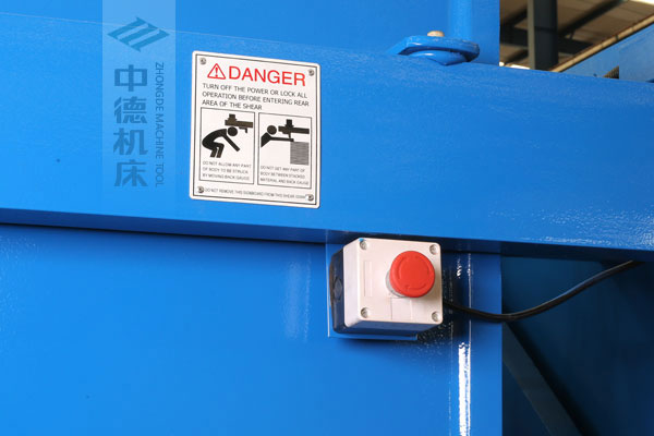 ZDSK-1632剪板機后部緊急停止按鈕，最大程度保障工人安全.jpg