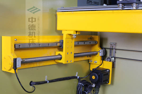 ZDPK-10032X軸配有滾珠絲桿及直線導(dǎo)軌，大功率伺服電機(jī)，鋼絲同步帶，能顯著提升X軸定位精度及速度