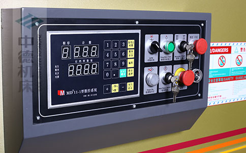 ZDS-840采用MD11簡易數(shù)控系統(tǒng).jpg ZDS-840采用MD11簡易數(shù)控系統(tǒng).jpg